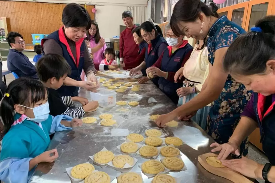 High Grain Red Tortoise Kueh DIY Experience and Zhongxiao Community Guided Tour in Kinmen