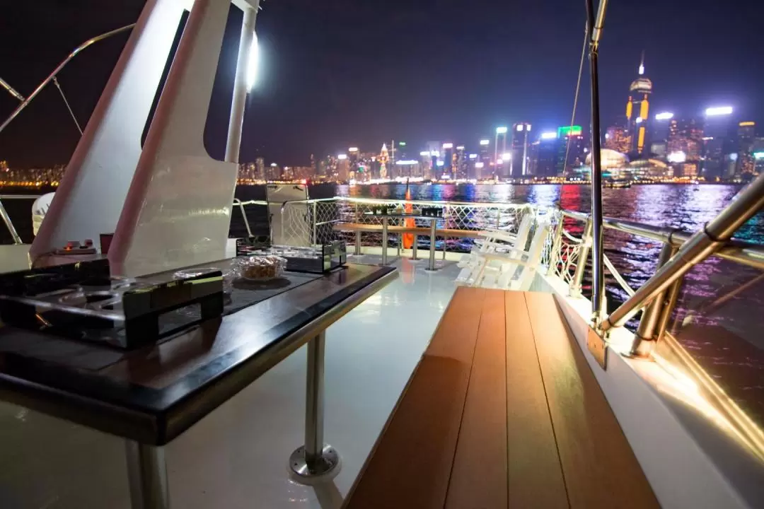 [Luxury Yacht Experience] Victoria Harbour HK Night Cruise (Unlimited snacks and drinks + Victoria Harbor photography)