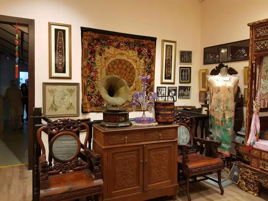 Peranakan Heritage Tour with Peranakan Tile Painting (5-Hour Tour with Peranakan Lunch)