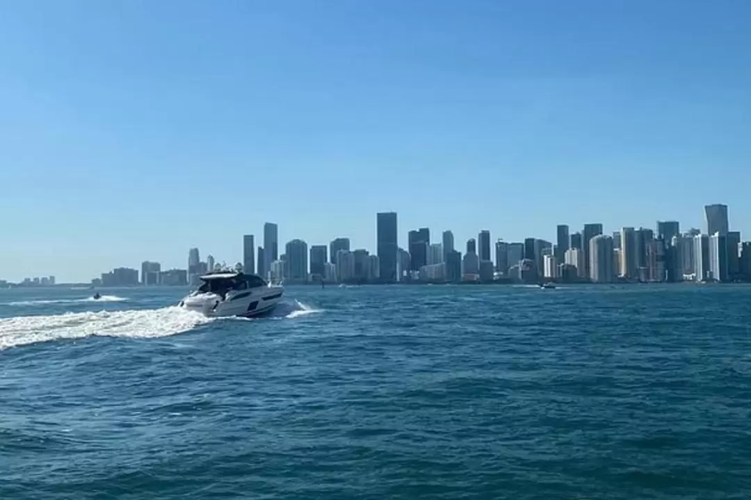 Miami Skyline, South Beach Millionaire Homes & Venetian Islands Cruise Tour