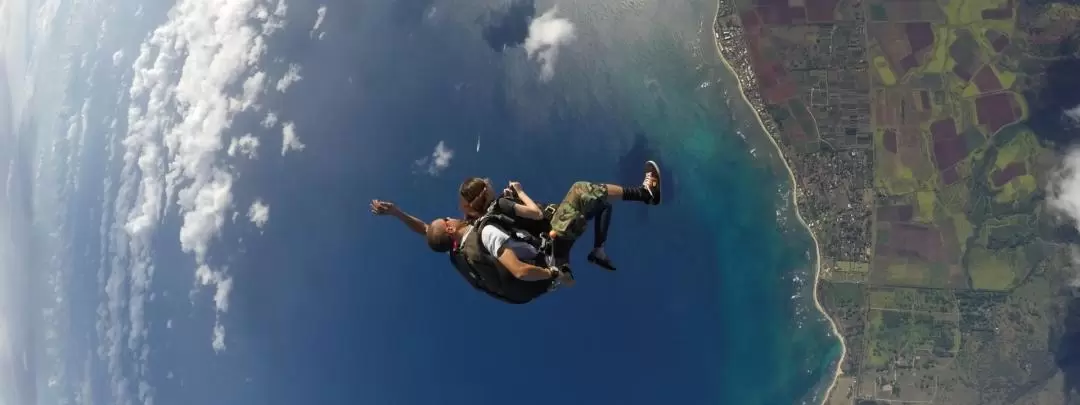 スカイダイビング体験（オアフ島 / Skydive Hawaii提供）