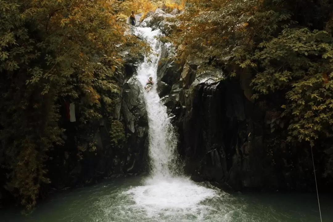 巴厘島Sambangan Aling Aling瀑布徒步 & 跳水體驗