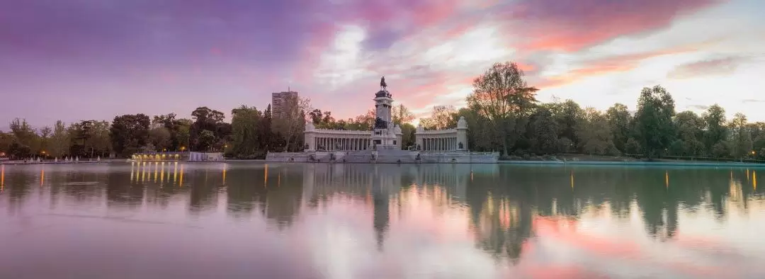 Retiro Park and Cibeles Palace Walking Tour in Madrid