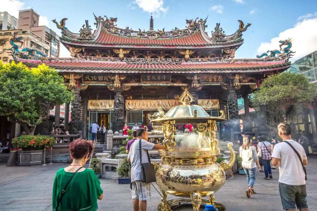 Longshan Temple Walking Tour in Taipei