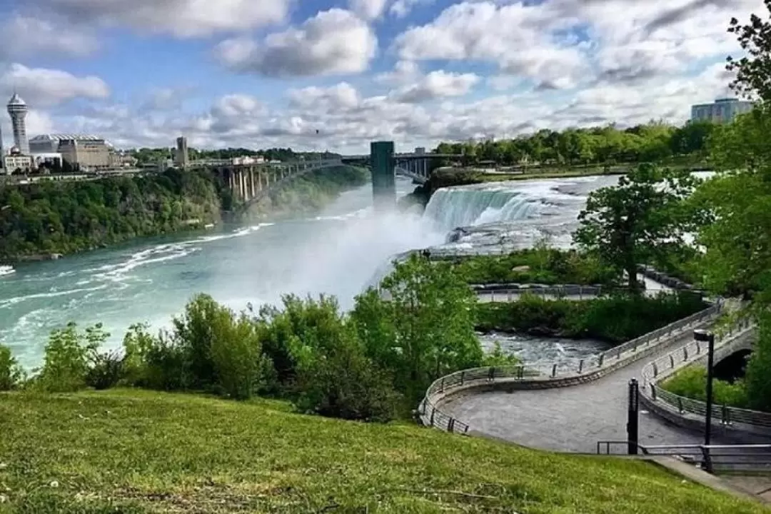 Niagara Falls Tour and Skip-the-Line Cave of the Winds Admission