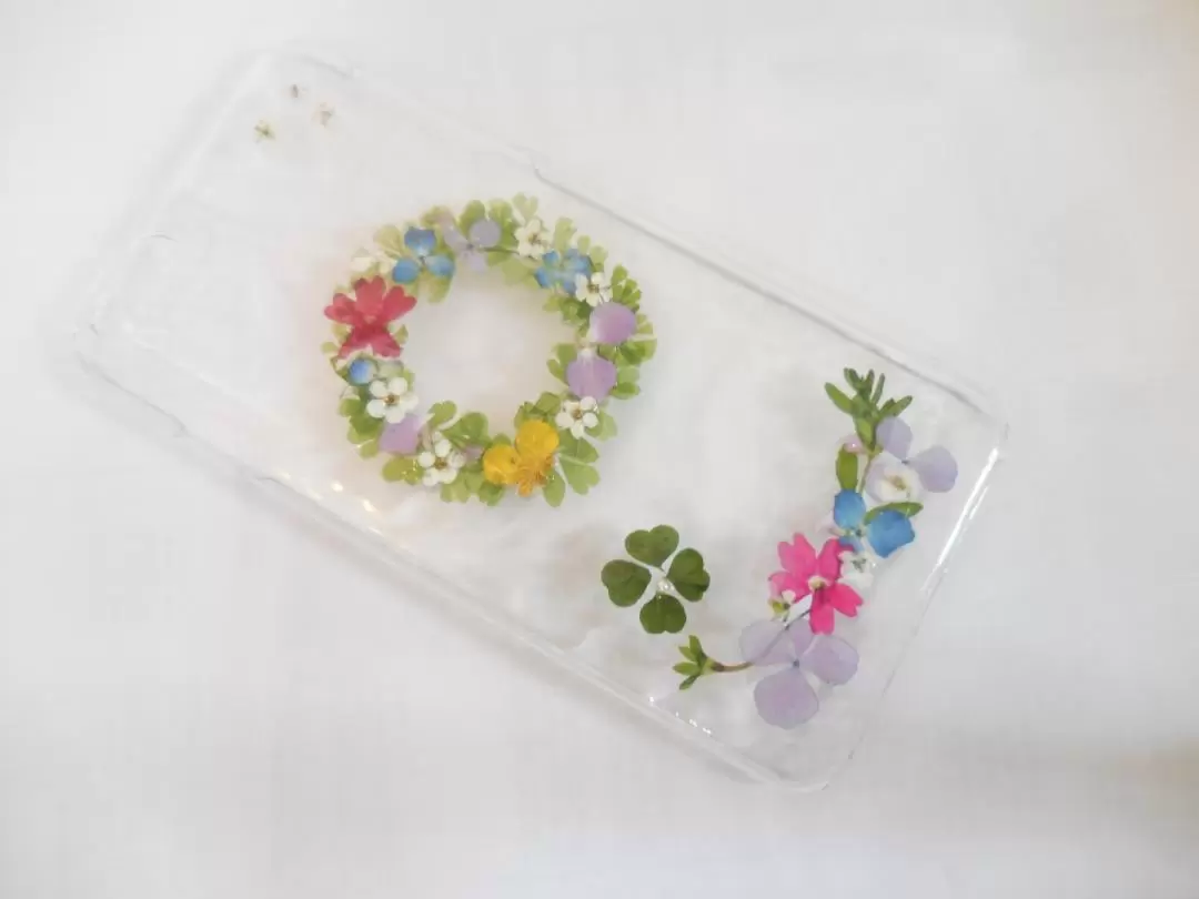 Pressed flower smartphone case making experience (Tokyo)