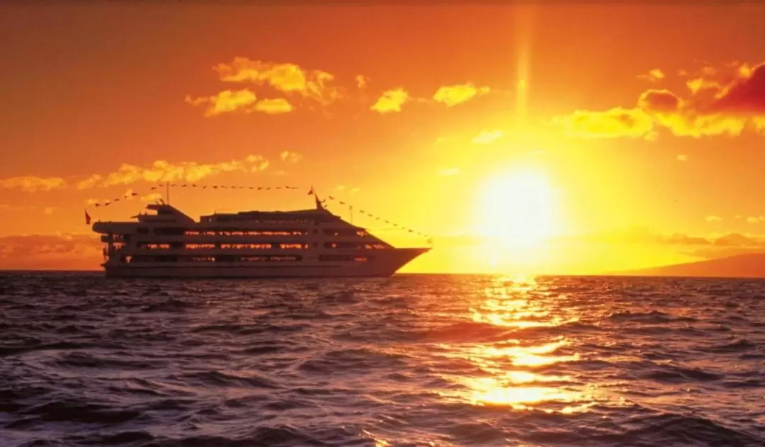 Hawaii Three Star Deluxe Sunset Dinner and Show Cruise