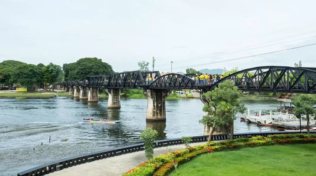 クウェー川鉄橋・ゾウとの水遊び 日帰りツアー（Yusabai提供）