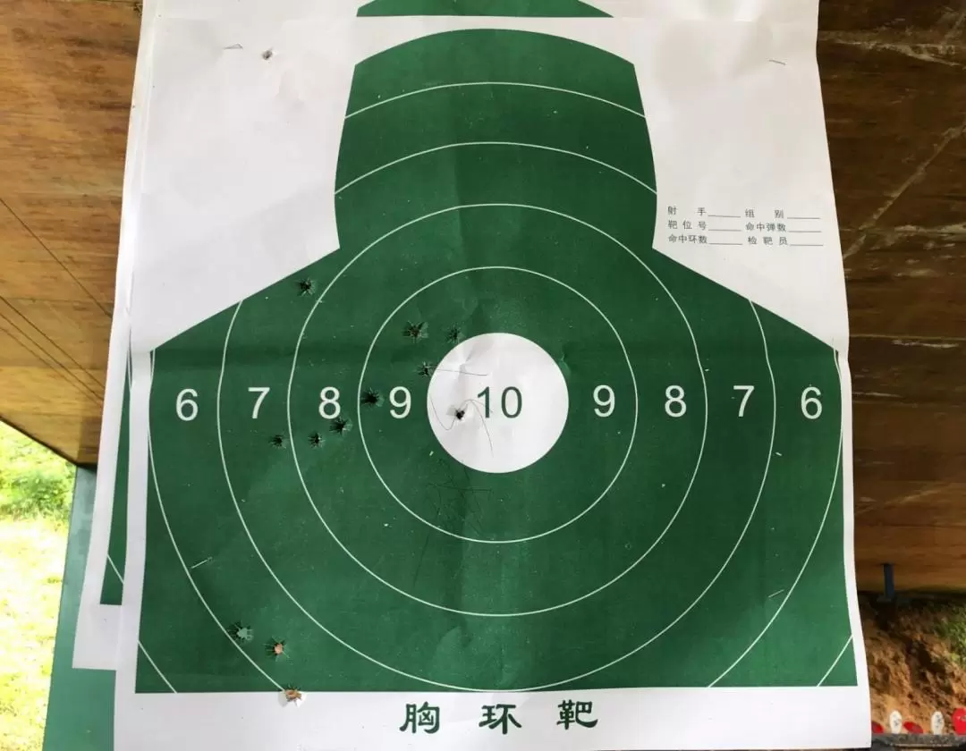 射撃体験（ビエンチャン / 5 April Shooting Range提供）