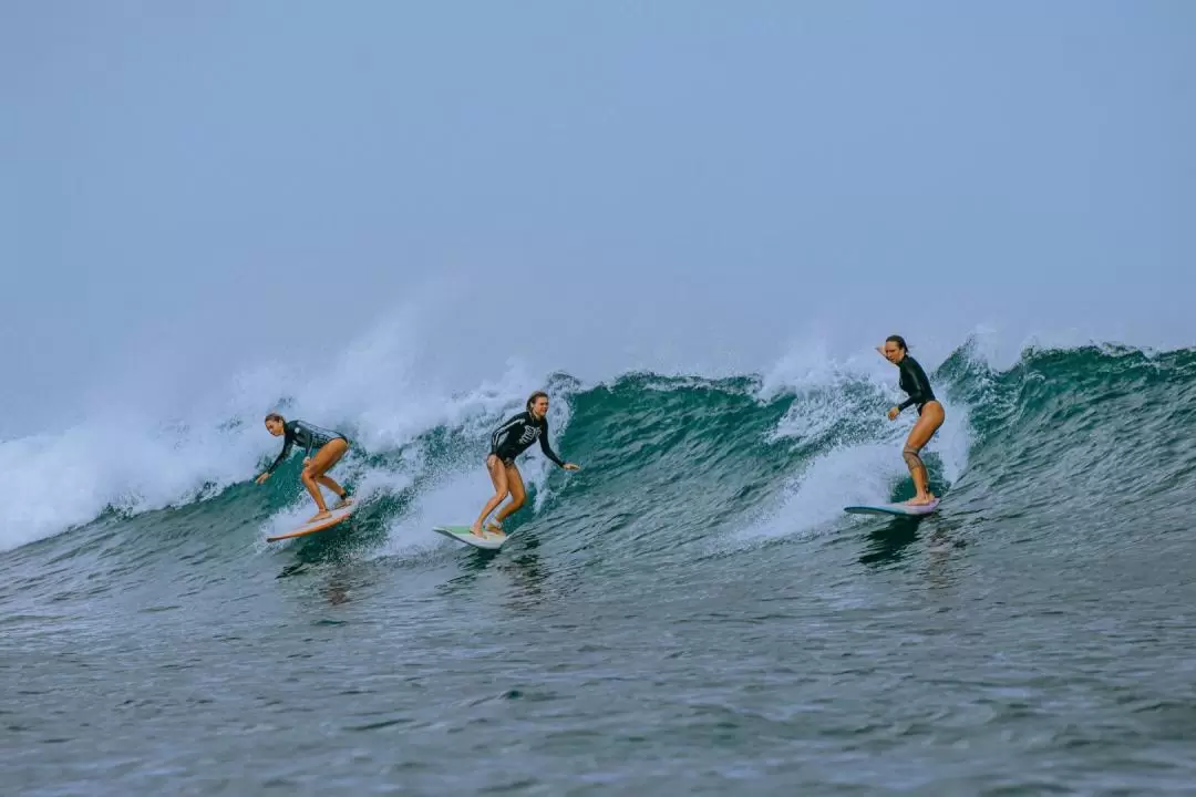 サーフィンレッスン（スミニャック / Nuna Surfing School提供）