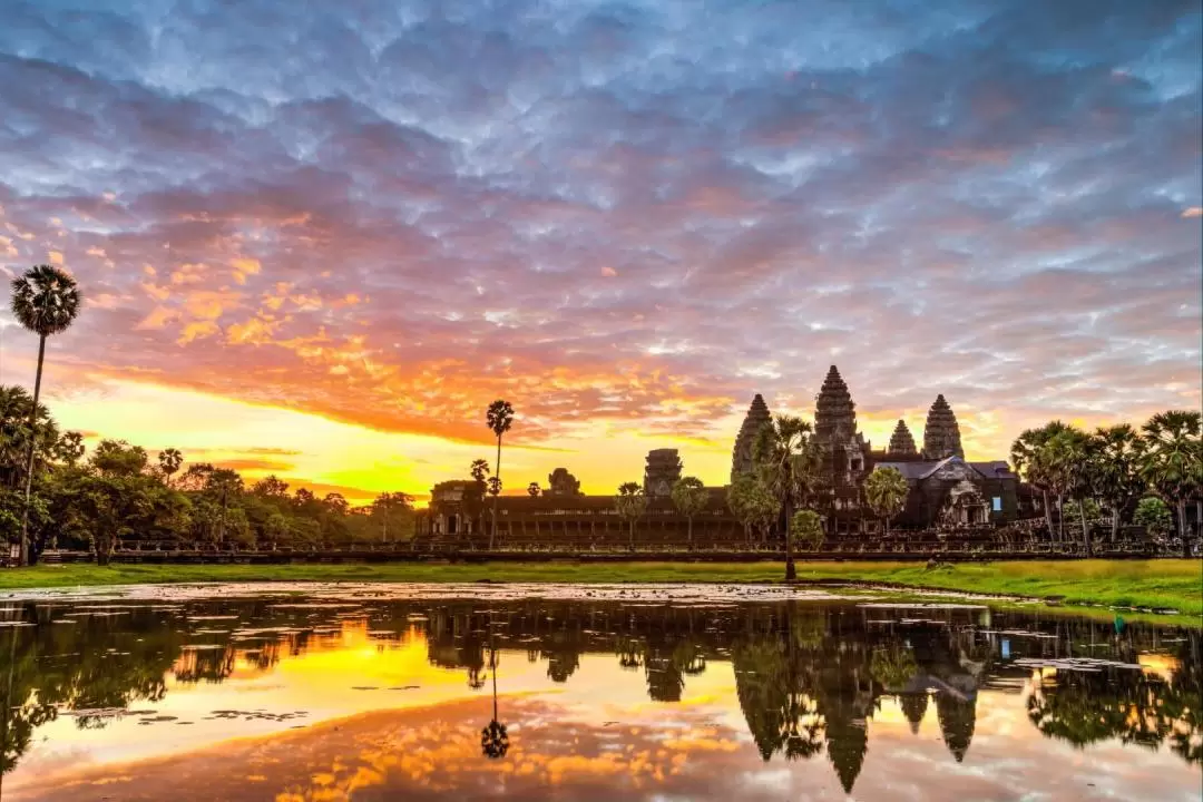 Angkor Sunrise Discovery Bike Tour (Breakfast & Lunch included)