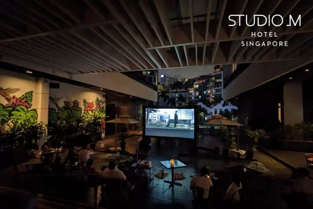 新加坡 Studio M 酒店2樓星空露台戶外電影院體驗（Cinewav 提供）