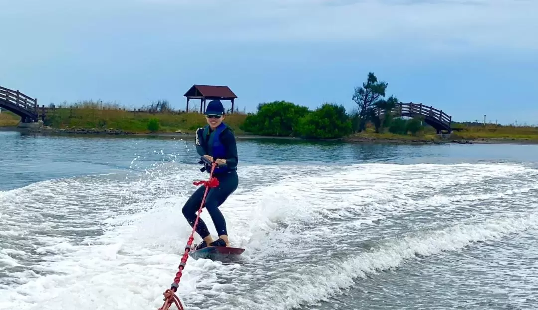 San Tiao Lun Beach Park Wakeboarding Experience in Yunlin