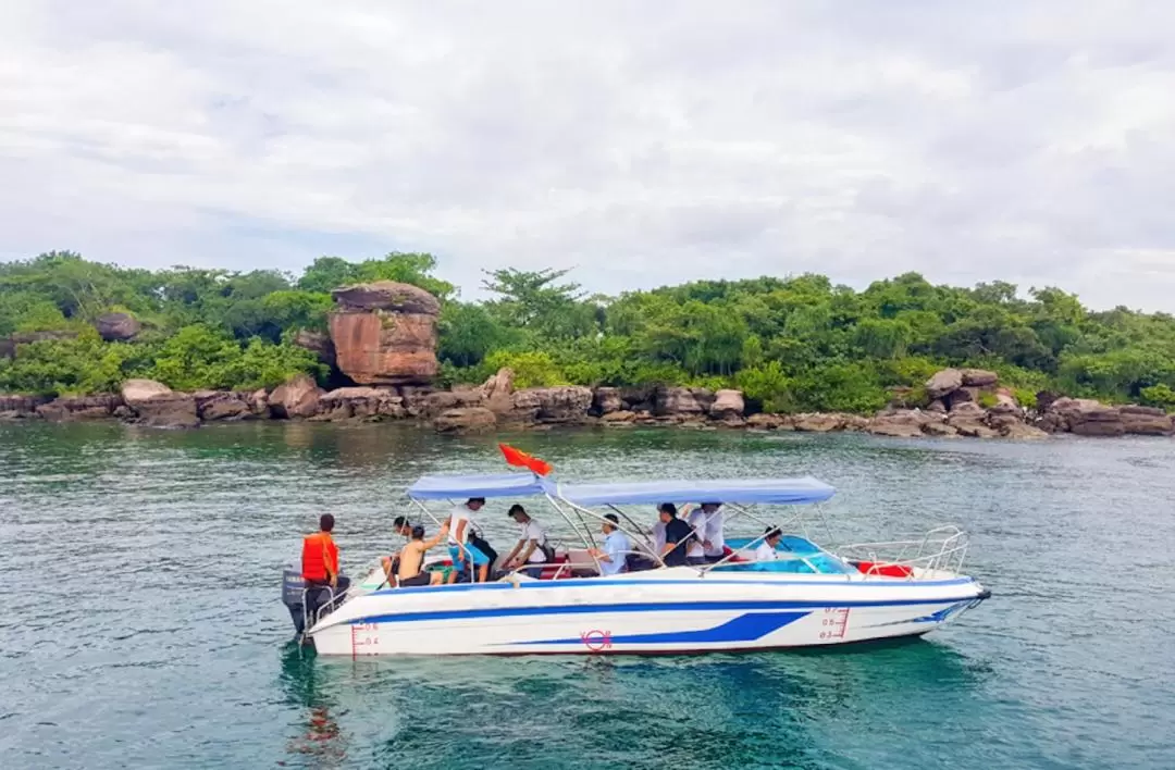 4 Island Hopping Day Tour by Speedboat with Cable Car and Aquatopia Water Park Experience in Phu Quoc